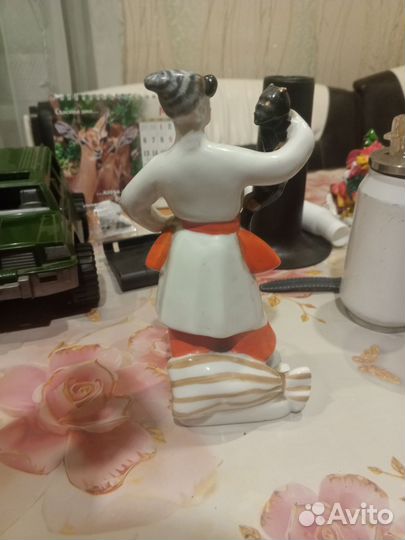 Статуэтка фарфор