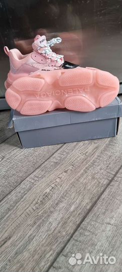 Кроссовки женские