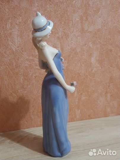 Статуэтка фарфор Девушка с цветами