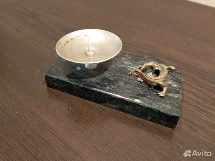 Подсвечник с бронзовой саламандрой