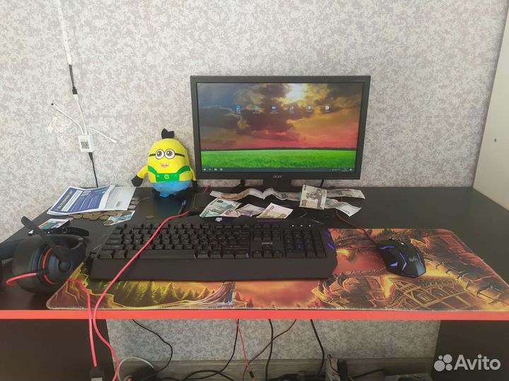 Игровой компьютер с монитором и клавиатурой