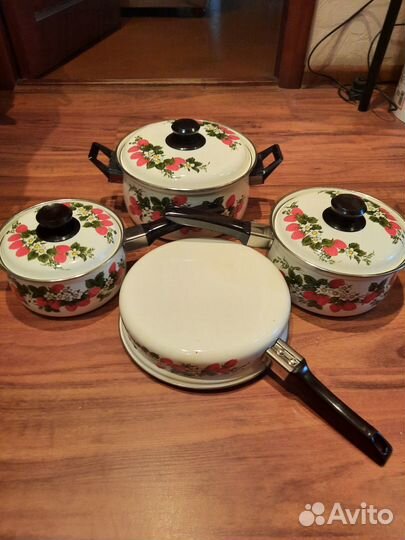 Набор эмалированных кастрюль,ссср