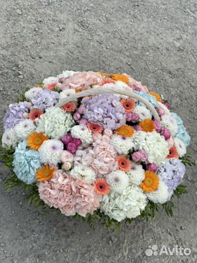 Цветы в корзине