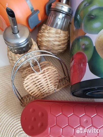 2 термоса, термоконтейнер,2 сахарницы,к-р/салями