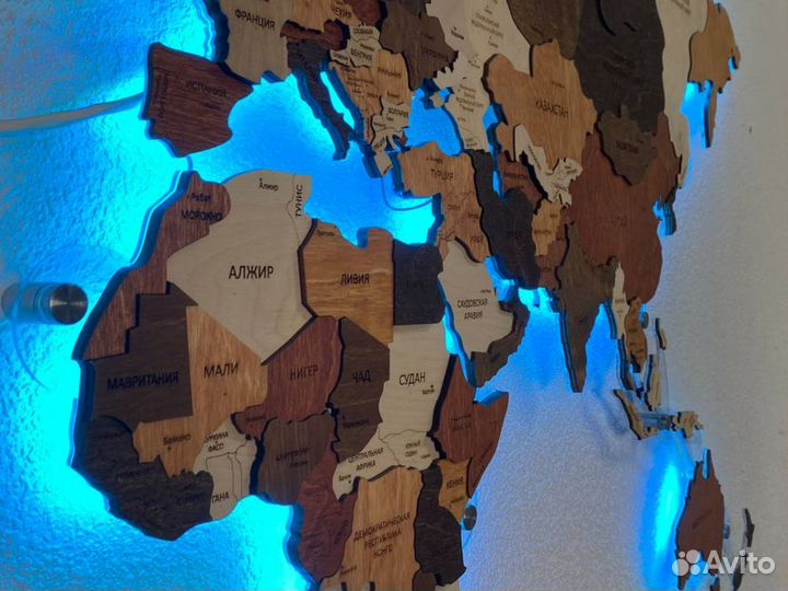 Карта мира из дерева с подсветкой