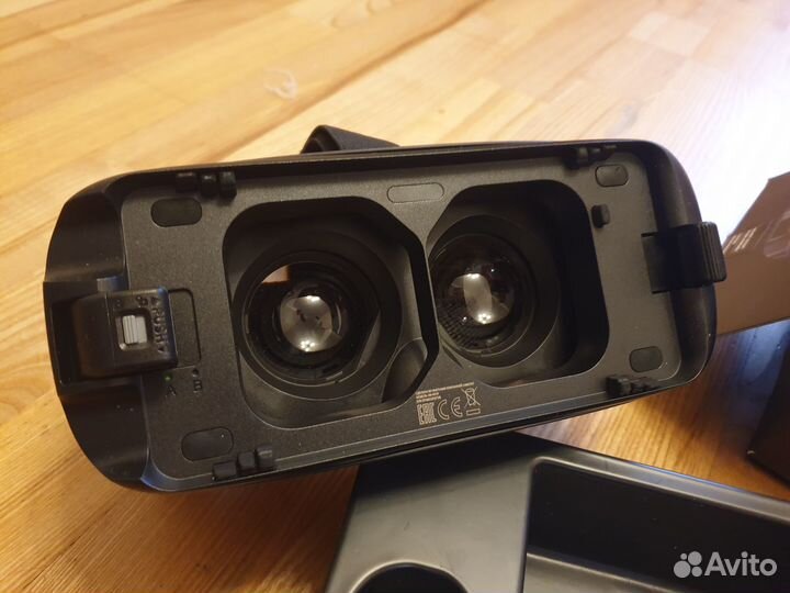 Виртуальные очки Samsung Gear VR с джойстиком