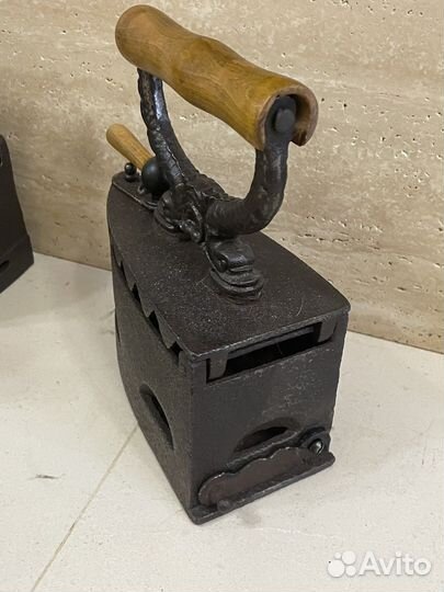 Старинный угольный утюг