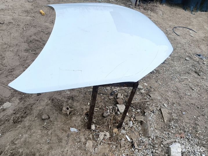 Капот на гранту белый