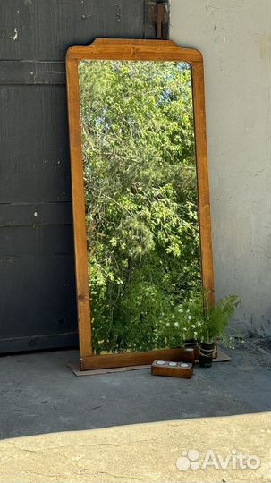 Зеркало в деревянной раме