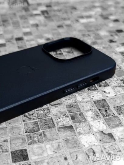 Оригинальный кожаный чехол на iPhone 12 / 13 / 14