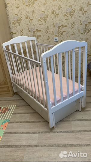 Детская кроватка маятником и ящиком