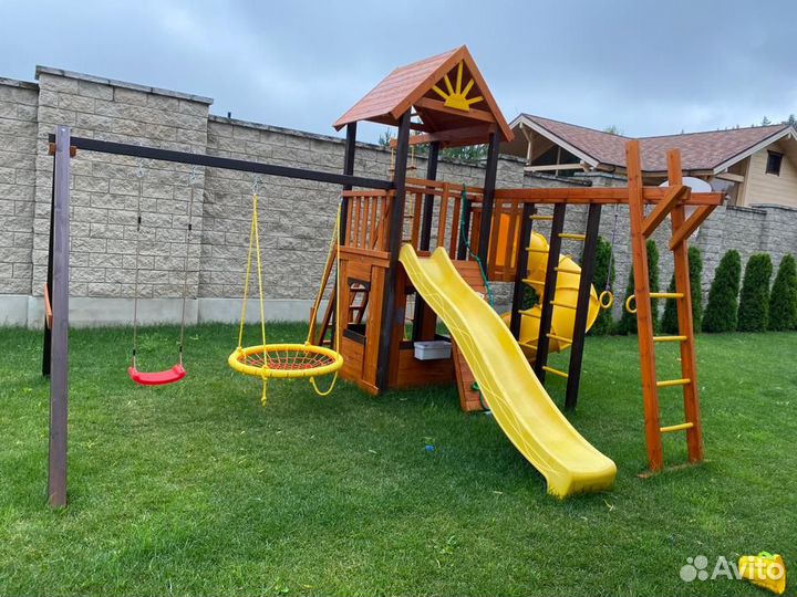 Деревянная детская площадка для дачи