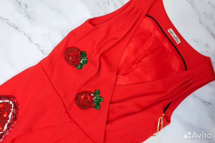 Платье красное с вышивкой