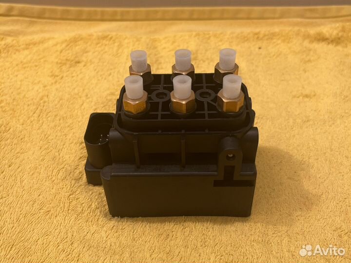 Блок клапанов пневмоподвески Ауди Q7 VW Porsche