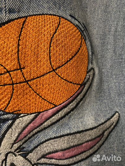 Джинсы женские широкие с нашивкой Багс Банни levis