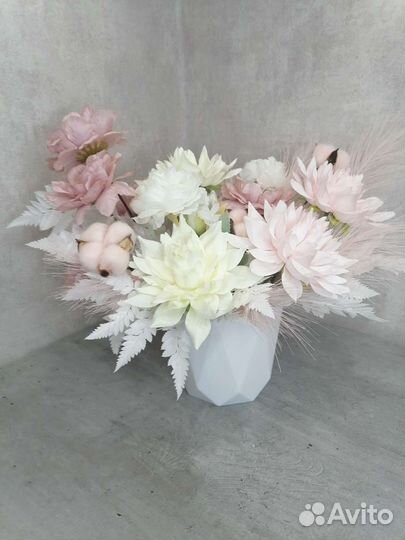 Композиция из искусственных цветов