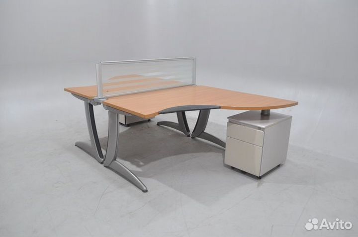 Стол офисный угловой с тумбой