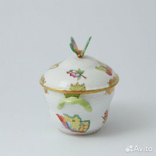 Сахарница с бабочкой на крышке