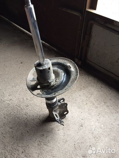 Передние стойки на Камри 70