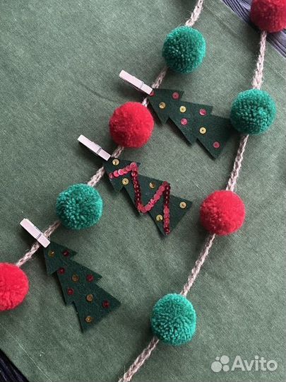 Гирлянда из помпонов для декора Новый год