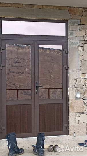 Дверь алюминиевая