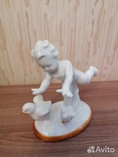 Фарфоровая статуэтка Путти в погоне за цыплятами