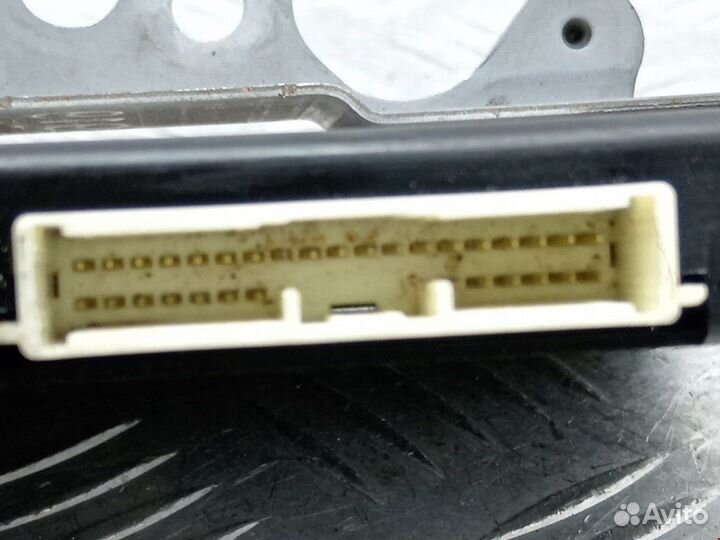 Блок управления раздаткой Toyota RAV4 8963042010