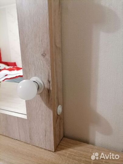 Гримерное зеркало с лампочками