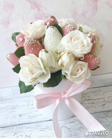 Клубника в шоколаде с цветами