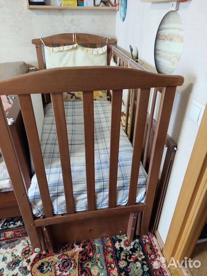 Детская кроватка с маятником и ящиком