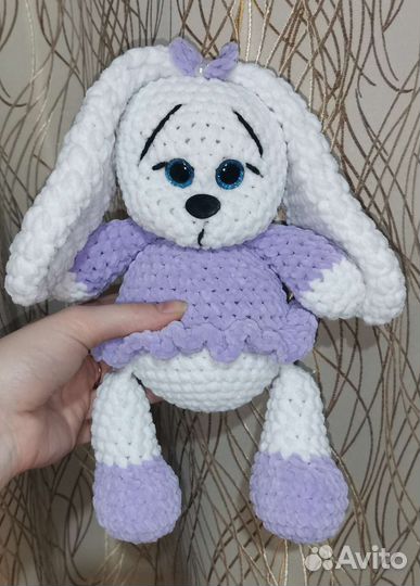 Плюшевый заяц вязаный