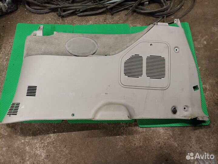 Обшивка багажника правая Kia Carnival 2002-2006