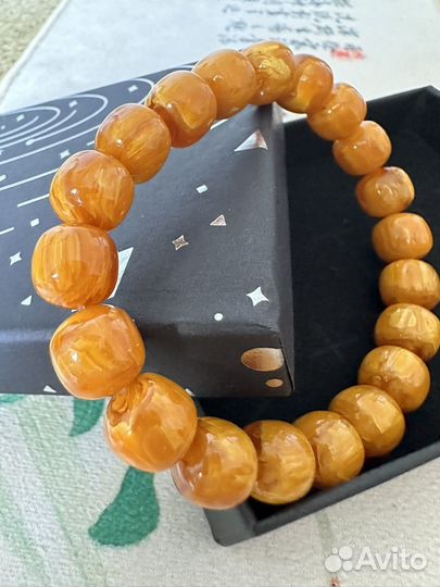 Браслет темножелтый золотой буддийский 10 мм