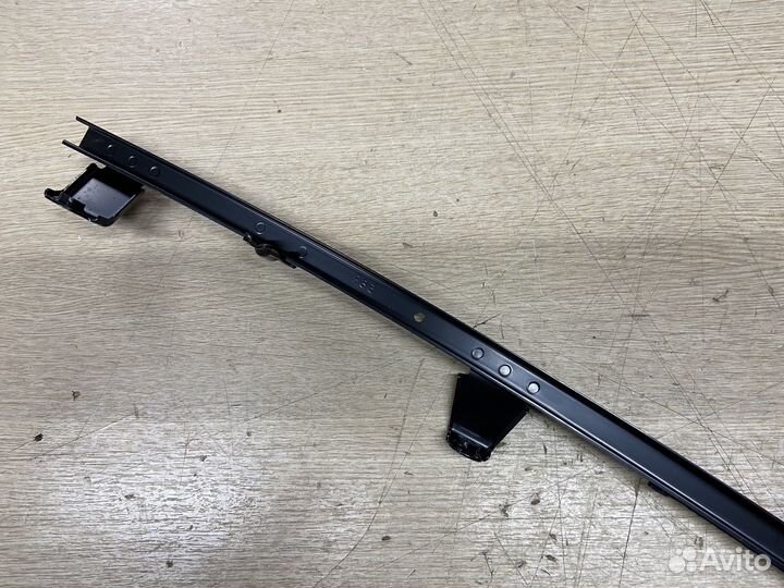 Направляющая задней правой двери Toyota Alphard 3