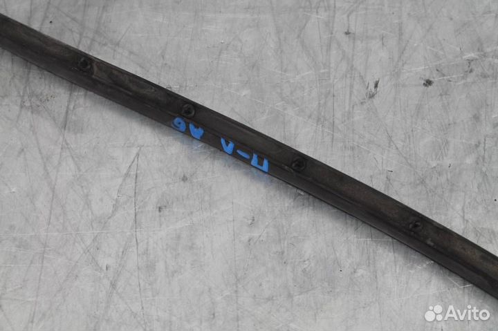 Уплотнитель двери передней левой нижний Audi A6