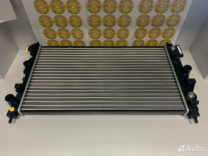 Радиатор охлаждения Opel Astra J (ат)