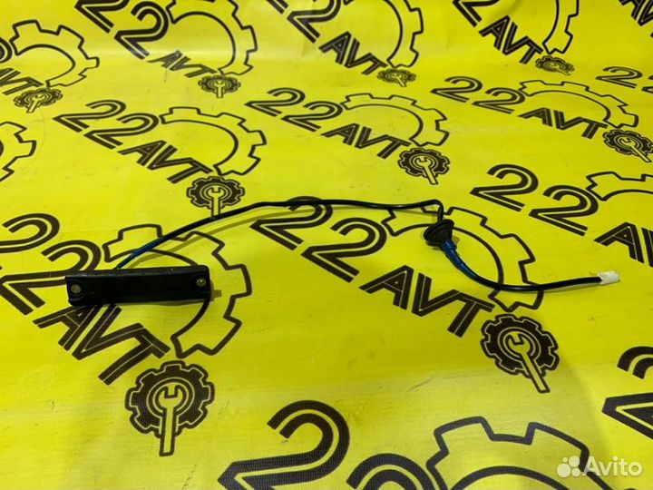 Кнопка открывания багажника Toyota Harrier GSU30