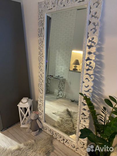 Зеркало в резной раме