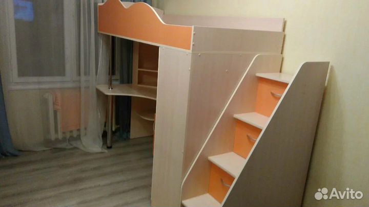 Кровать чердак со столом и шкафом