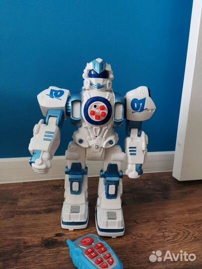 Робот на пульте
