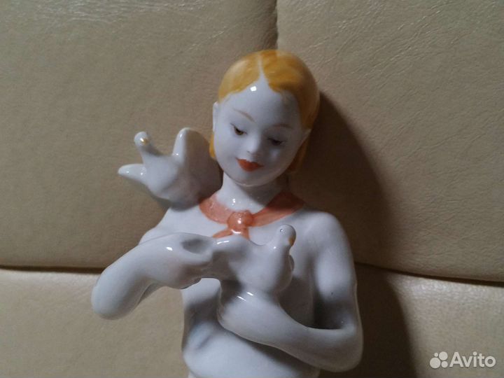 Статуэтка. Пионерка с голубями