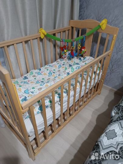Детская кроватка с продольным маятником