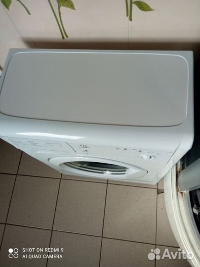 Стиральная машина узкая в рабочем состоянии