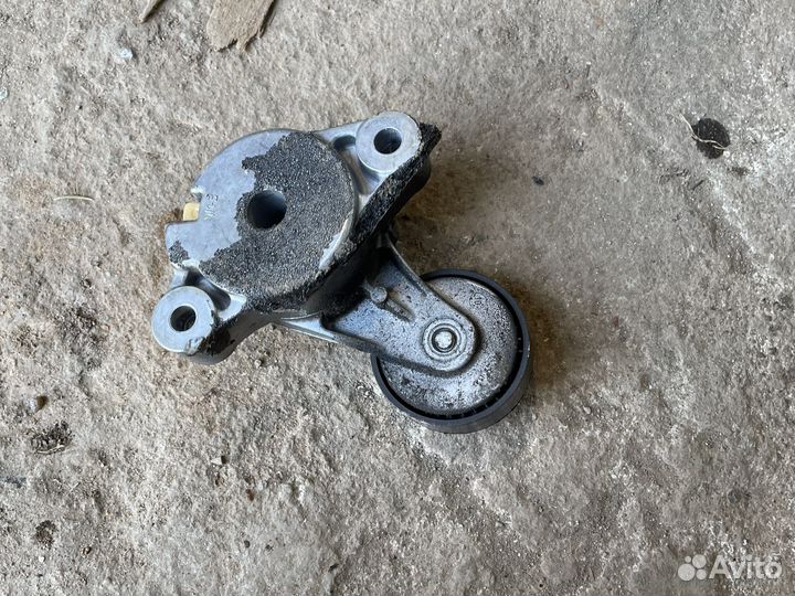 Ролик-натяжитель ручейкового ремня VW Golf 6 2012