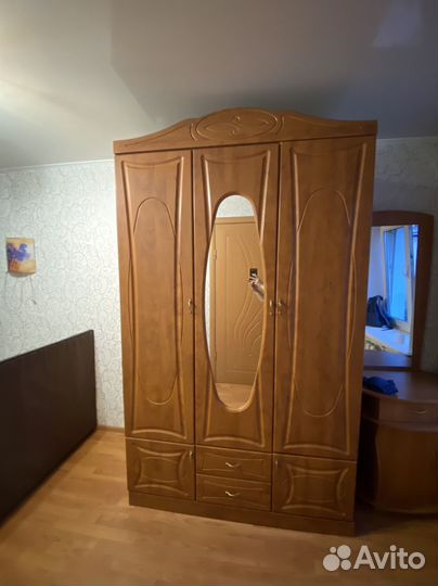 Шкаф платяной