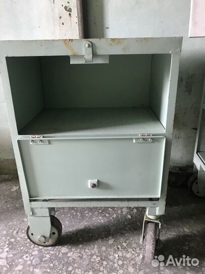 Тумба металлическая на колесах