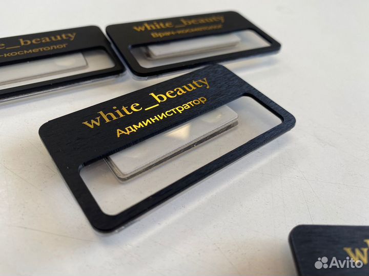 Бейджи с окошком, гравировка, деревянные рамки