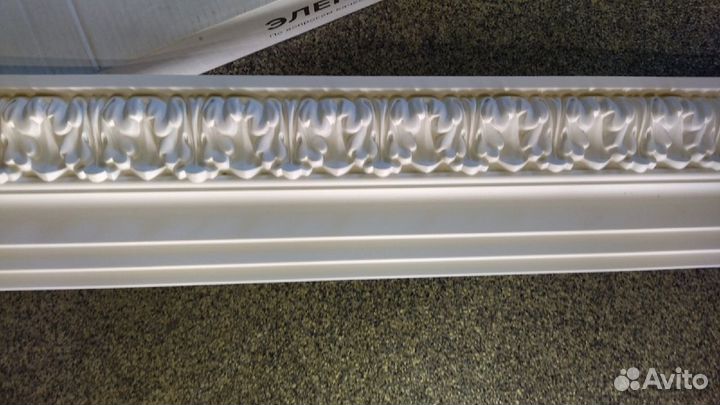 Потолочный карниз из полиуретана с орнаментом