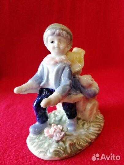 Статуэтка фарфоровая 