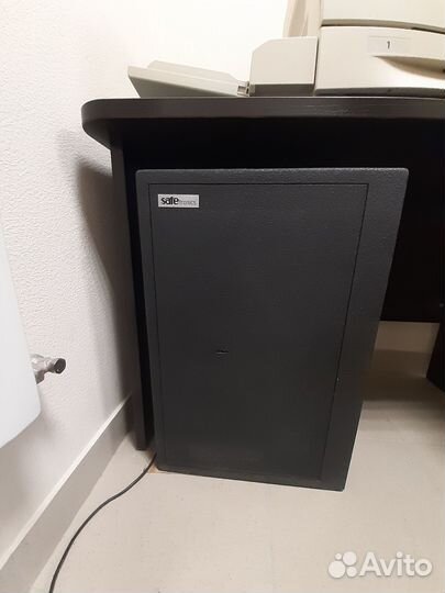 Сейф металлический